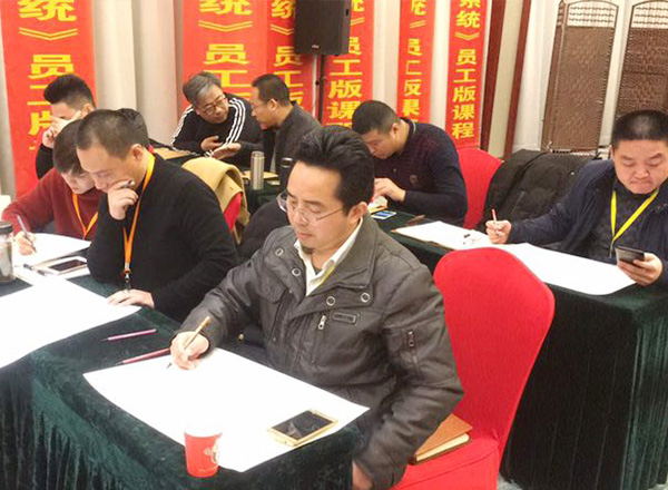 鄧總領(lǐng)隊專注學(xué)習(xí)-鄧氏