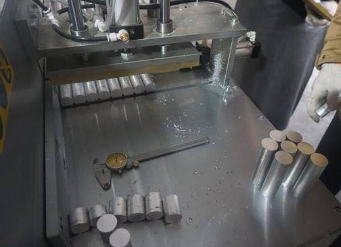 【上海】汽車零配件鋸切選擇鄧氏DS-A450-2全自動(dòng)鋸鋁機(jī)